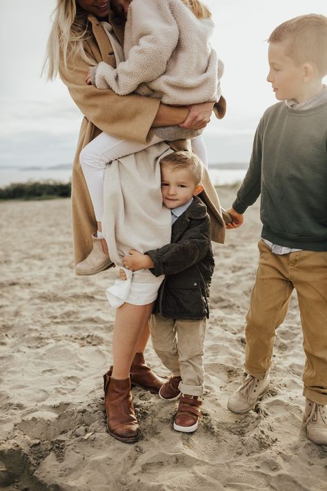 seattle-family-photographer Outfits With Color, Family Photos Indoor, Family Photoshoot Outfit Ideas, Winter Family Photoshoot, Fall Family Photoshoot, Family Photography Outfits, Family Photo Outfits Winter, Winter Family Photos, Photoshoot Outfit Ideas