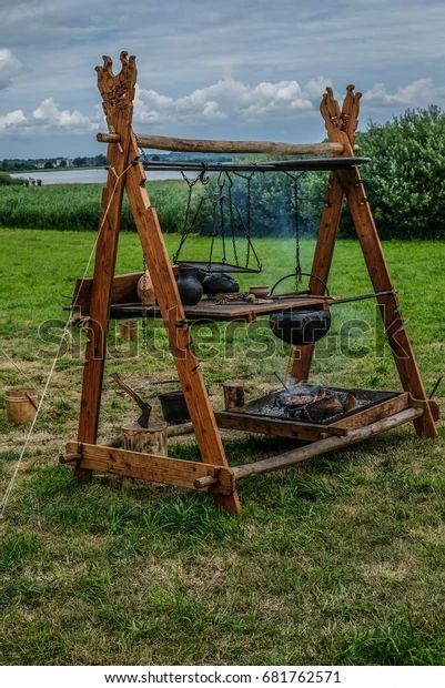 Bushcraft Kitchen, Larp Camping, Viking Tent, Viking Kitchen, Viking Camp, Viking Aesthetic, Grill Stand, Earth Bag Homes, Viking Decor