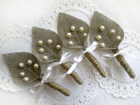 This is a rustic, shabby chic burlap boutonniere, perfect for the Groom and wedding party to wear on your wedding day. Awesome for:  Country Wedding  Barn Wedding  Outdoor Wedding  Fall Wedding  Rustic Wedding  Shabby Chic Wedding      Made with natural burlap , decorated with Ivory pearls (its not Burlap Boutonniere, Grooms Boutonniere, Groom's Boutonniere, Lace Garland, Boutonnieres Prom, Diy Earrings Easy, Groomsmen Boutonniere, Wedding Planning Tools, Shabby Flowers