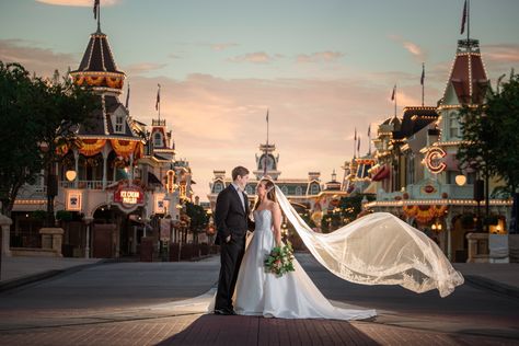 Disney Wedding Venue, Tangled Wedding, Disneyland Wedding, Disney Photo Ideas, Disney Fine Art, Disney Fairy Tale Weddings, Dessert Party, Wedding Painting, Main Street Usa