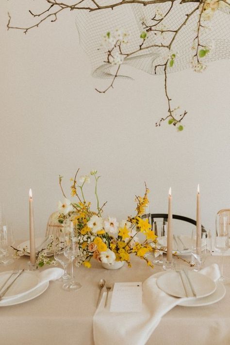 Large Floral Arrangements, Minimalist Wedding Decor, Light Wedding, Modern Minimalist Wedding, Minimal Wedding, Yellow Wedding, Wedding Table Settings, Wedding Mood Board, Wedding Tablescapes