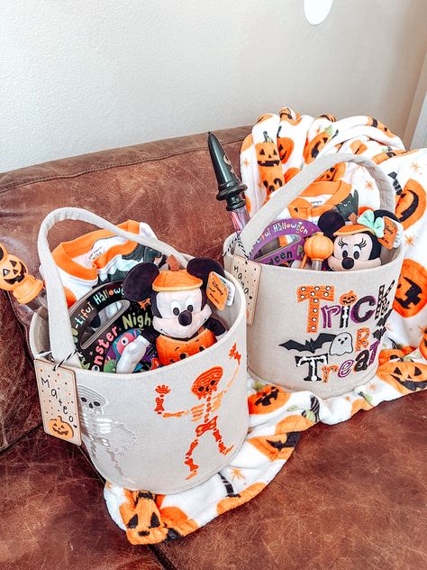 Kids Spooky Basket, Spooky Baskets For Kids, Toddler Halloween Gifts, Spooky Basket Ideas, Halloween Treat Baskets, Man Home Decor, Boo Basket Ideas, Spooky Basket, Spooky Halloween Gifts