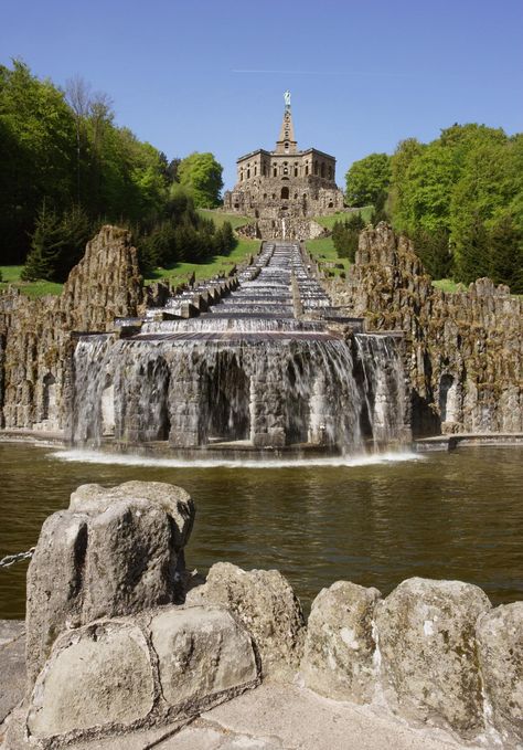 Die Kupferstatte des griechischen Halbgottes Herakles gilt als Wahrzeichen der Stadt Kassel. Germany, Hercules, Kassel, Germany Travel, Kassel Germany, Tourist Attraction, Travel Dreams, Monument, Google Search