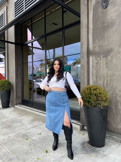 Denim Skirt Outfit Plus Size Summer, Long Jeans Skirt Outfit Aesthetic, Long Skirt Outfits For Plus Size Women, Plus Size Outfits Denim Skirt, Long Skirt For Plus Size Women, Maxi Denim Skirt Outfit Mid Size, Plus Size Cowboy Outfit, Plus Size Long Jean Skirt Outfits, Long Skirt Outfits Aesthetic Plus Size