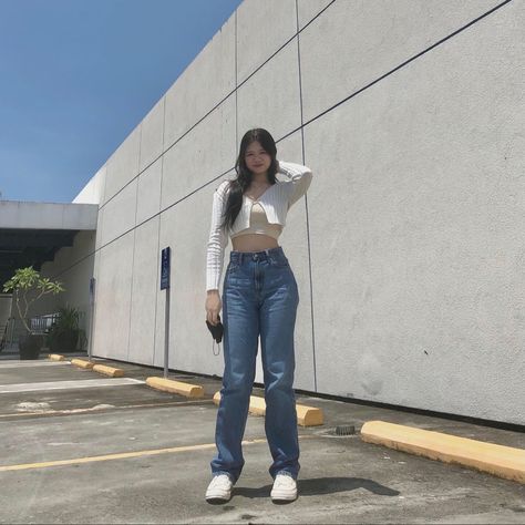 Whit aesthetic outfit #cardigan #tubetop #uniqlo #converse Tube And Cardigan Outfit, Korean Converse Outfit, White Aesthetic Outfit, Uniqlo Style, Outfit Cardigan, White Tube, Cardigan Outfit, Fits Aesthetic, Spring Fits