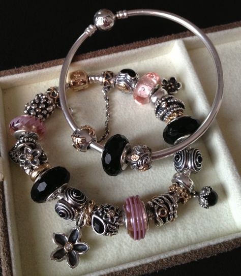 Pink and black. <3 Pandora Black Bracelet, Pandora Bracelet Black Women, Pandora Bracelet Charms Ideas, Pandora Black, Pandora Bracelet Designs, Pandora Inspiration, Bracelets Pandora, Certificate Holder, Akoya Pearl Earrings