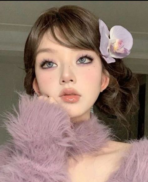 Purple Makeup Looks, Lavender Outfit, Purple Icon, Chic Makeup, Purple Makeup, Girl Flower, Girl Trends, Asian Eye Makeup, Spring Makeup