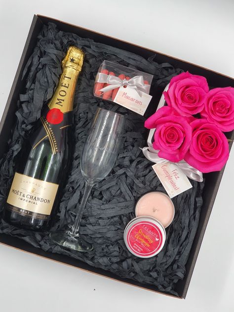 Gift box Champagne Flowers and Champagne Macarons Vela Personalized Gifts Moet Gift Champagne Box Gift, Champagne Birthday Gift Ideas, Champagne Gift Box Ideas, Brunch Gift Bags, Champagne Gift Ideas, Champagne Gift Basket, Flowers And Champagne, Champagne Gift Box, Valentines Baskets