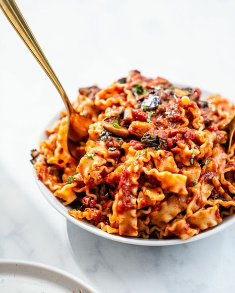 This eggplant pasta is flavor-packed with roasted eggplant & zesty marinara sauce! An impressive plant based dinner, it works for weeknights or parties. Roasted Eggplant Pasta, Sweet Potato Veggie Burger, Roasted Vegetable Lasagna, Unique Pasta, Fennel And Orange Salad, Eggplant Pasta, Easy Marinara Sauce, Marinara Recipe, A Couple Cooks