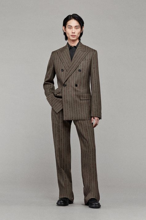 Burberry Resort 2025
https://www.vogue.com/fashion-shows/resort-2025/burberry-prorsum/slideshow/collection#40 Expensive Clothes, Burberry Prorsum, Savile Row, Sharp Dressed Man, Workwear Fashion, Kinds Of Clothes, Streetwear Men Outfits, Cargo Pant, Suit Fashion