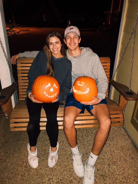 Fall Date Ideas, Fall Couple Pictures, Pumpkin Patch Photoshoot, Fall Couple Photos, Pumpkin Patch Pictures, Cute Pumpkin Carving, Cute Country Couples, Pumpkin Carvings, Cute Date Ideas