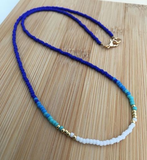 Blue Shell Beaded Necklaces, Drátěná Socha, Beaded Necklace Blue, قلادات متدلية, Simple Beaded Necklaces, Ombre Necklace, Surf Necklace, Diy Collier, Beaded Jewelry Necklaces