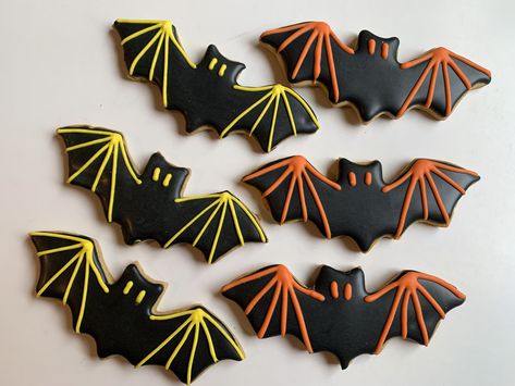 Halloween Apple Cookies Decorated, Halloween Cat Sugar Cookies, Bat Decorated Sugar Cookies, Bat Royal Icing Cookies, Halloween Bat Cookies Decorated, Sugar Cookie Halloween Decorating, Halloween Iced Sugar Cookies, Bat Cookies Royal Icing, Bat Sugar Cookies Decorated