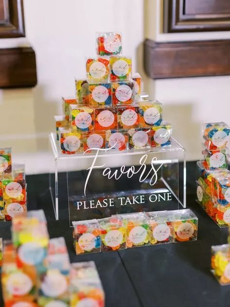 Gummy Bear Wedding Favors, Candy Favors Ideas, Traditional Vietnamese Wedding, Favor Display, Candy Wedding, Simple Songs, Sees Candies, Bear Wedding, Candy Wedding Favors