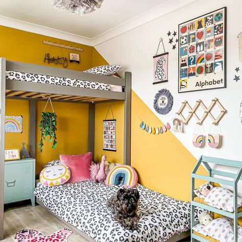 Augsburg, Yellow Girls Bedroom Ideas, Kid Bedroom Colors, Modern Orange Bedroom, Blue Pink And Yellow Bedroom, Colourful Toddler Bedroom, Shared Childrens Bedroom, Bright Colour Bedroom Ideas, Boys Yellow Bedroom