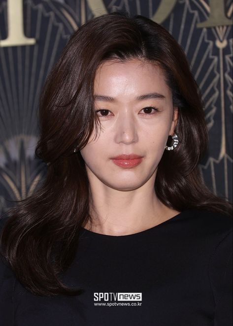 Jun Ji Hyun Hair, Legend Of Blue Sea, Jun Ji Hyun, Ji Hyun, Vogue Covers, Korean Actress, Asian Beauty, Hair Cuts, Vogue