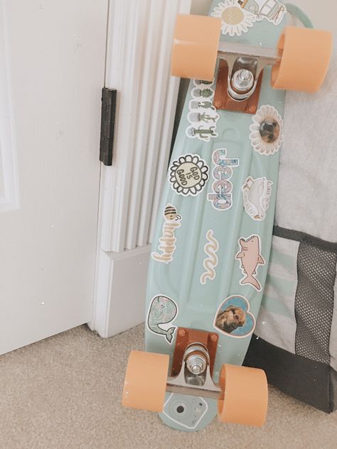 Aesthetic Penny Board, Penny Board Painting, Preppy Penny Board, Vsco Skateboard, Penny Board Aesthetic, Cute Skateboards, Longboard Aesthetic, Penny Boarding, Aesthetic Skateboard