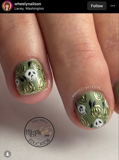 Short Green Halloween Nails, Halloween Witchy Nails, Witch Nails Short, Short Witchy Nails, Halloween Nails Green, Gold Chrome Nail Art, Chrome Halloween Nails, Green Halloween Nails, Witch Nails