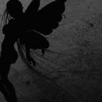 Black And White Fairy Aesthetic, Fairy Aesthetic Dark, Dark Royal Aesthetic, Fairy Pfp, Fairy Grunge Aesthetic, Lock Screen Backgrounds, Black And White Photo Wall, Fairycore Grunge, Black Fairy