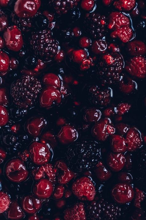 Dark Berries Aesthetic, Winter Berry Aesthetic, Mixed Berry Aesthetic, Dark Berry Aesthetic, Mixed Berries Aesthetic, Berry Pie Aesthetic, Monochromatic Food Photography, Magenta Food, Monochromatic Food