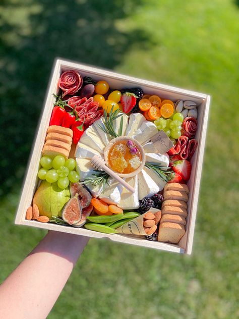 Wooden Grazing Board, Christmas Charcuterie Gift Boxes, Charcuterie Box With Wine Bottle, Charcuterie Gift Box Ideas, Charcuterie Business Ideas, Cheese Box Ideas, Cheese Board Gift Ideas, Cheese Box Gift, Graze Box Ideas