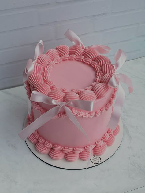 Pink Piped Cake, 4 Inch Cake Designs, Raspberry Birthday Cake, Pink Round Cake, Pink Cake Ideas, Cake With Pink Bow, Couqutte Birthday Cake, Pink And Gold Tiered Cake, Pink Vintage Cake With Bows