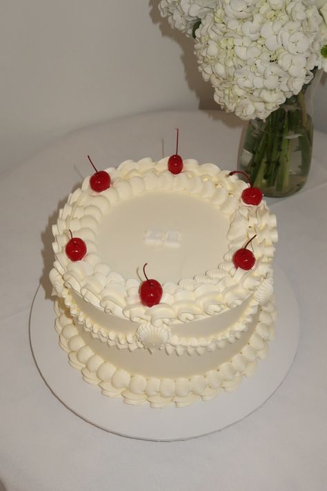 White vintage cake with cherries Vintage Cakes With Cherries, Vintage Cake Cherries, Old School Cake Design, Red And White Vintage Cake, Cherry Vintage Cake, Vintage Cakes Birthday Aesthetic, White Cherry Cake, Vintage Cake Round, Vintage Circle Cake