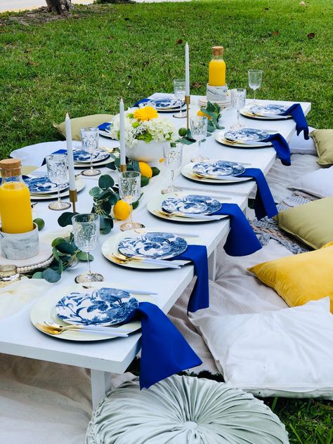 Picnic Setting Ideas, Picnic Layout Ideas, Picnic Table Decor Ideas, Picnic Table Set Up, Lemon Themed Picnic, Mama Mia Picnic, Brunch Picnic Ideas, Outdoor Picnic Table Decor, Party Picnic Ideas