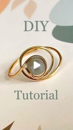 Cute Wire Rings, Handmade Rings Diy, Diy Pearl Rings, Earring Making Tutorials, Diy Rings Tutorial, Diy Pearl Jewelry, Wearing Rings, Jewellery Tutorial, Wire Rings Tutorial