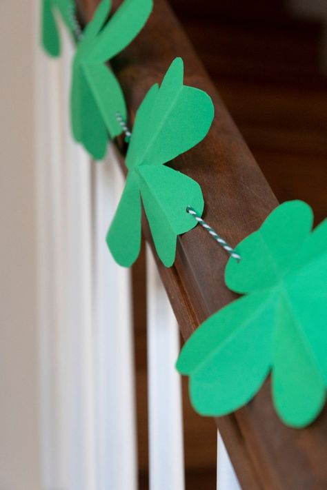 St Patrick Treats, Design Home Ideas Decorating, Saint Patricks Day Crafts, Nicu Graduation, Card For Love, Shamrock Garland, Irish Birthday, Valentine Soap, Make A Garland