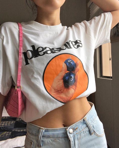 can always be found tucking my t-shirts into my bra 💕👕🧡 Fashion Bug, T Shirt Bra, Fashion Killa, Outfits Casuales, Look Cool, All About Fashion, Fitness Inspo, Aesthetic Clothes, Fashion Inspo Outfits