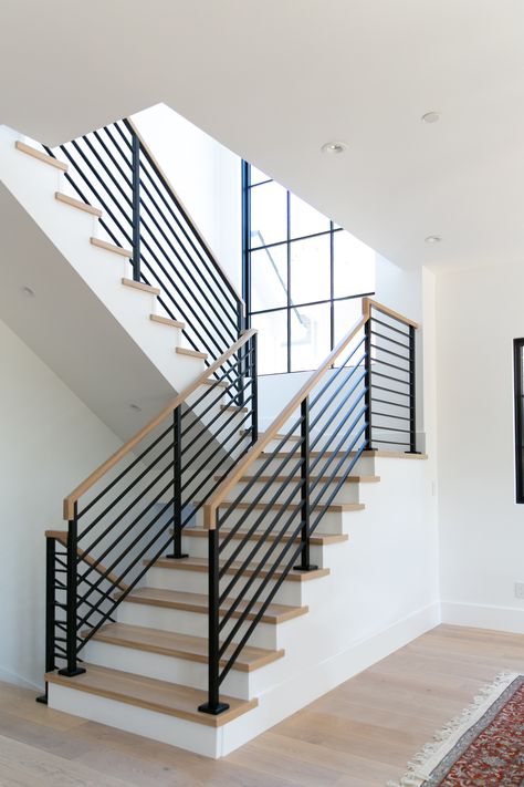 Modern Stair Railing Ideas, Modern Staircase Railing, درابزين السلم, Cottage Stairs, Modern Stair Railing, Staircase Design Modern, Contemporary Stairs, Stairs Design Interior, Staircase Railing Design