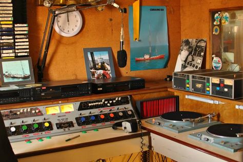 Caroline-MV Ross Revenge,North Sea,main studio,1988 Nowhere Aesthetic, 70s Radio, Radio Station Studio, Old Tape Recorder, Vintage Radio Station, Mimi Videos, Golden Age Of Radio, Radio Studio, Pirate Radio