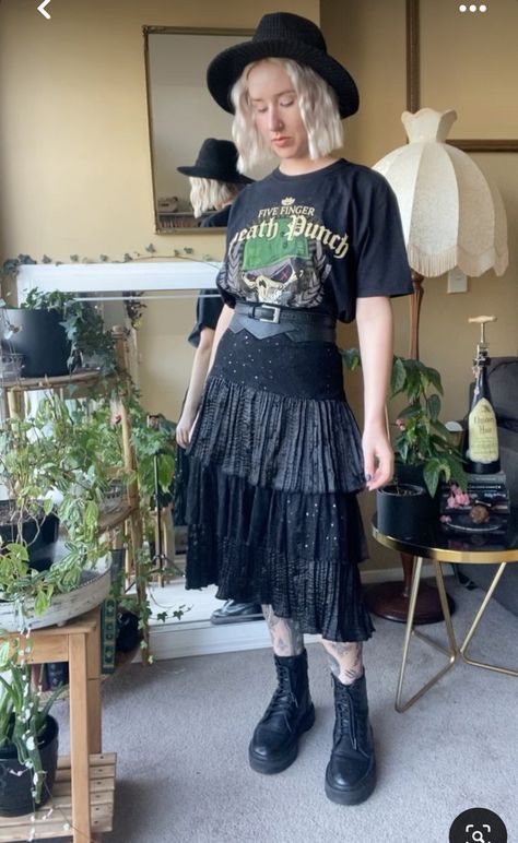 Hippie Goth Aesthetic, Soft Goth Outfits, Band Tee Outfits, Goth Outfit Inspo, Bohemian Goth, Goth Hippie, Hippie Goth, Goth Bands, Soft Goth