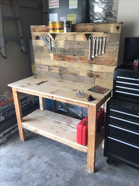 Handmade Desk Ideas, Pallet Work Bench Diy Workbenches, Homemade Work Bench, Pallet Workbench Ideas, Diy Work Bench Ideas, Diy Tool Bench, Pallet Work Table, Outdoor Work Bench, Pallet Workshop