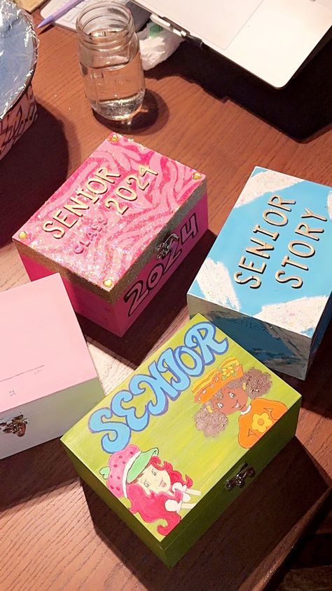 Senior Gifts For Friends, Senior Box Ideas 2025 Disney, High School Memory Box Ideas, Senior Cap Ideas Creative, Box Of Memories Aesthetic, Senior Year Activities High School, Senior Box Ideas 2024, Senior Year Box Ideas 2025, Senior Year Boxes