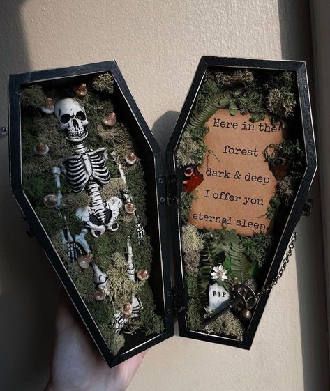 Mini Coffin Box Diy, Spooky Box Ideas, Goth Diy Crafts, Coffin Crafts, Clay Aesthetic, Thanksgiving Wood Crafts, Coffin Decor, Spooky Crafts, Scary Gift