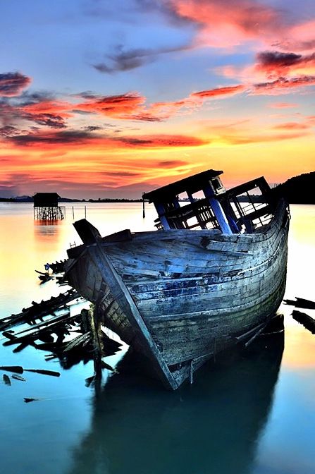 Old ship at sunset or rise Ponds, Row Boats, Abandoned Ships, Old Boats, Abandoned Places, Beautiful Photography, Belle Photo, Beautiful World, Beautiful Images