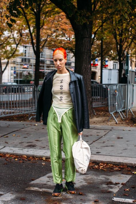 Funky Street Style, Colorful Streetwear, Paris Street Style Spring, Fashion Week Spring 2020, Quirky Fashion, Paris Fashion Week Street Style, Paris Street Style, Spring Street Style, High Fashion Street Style