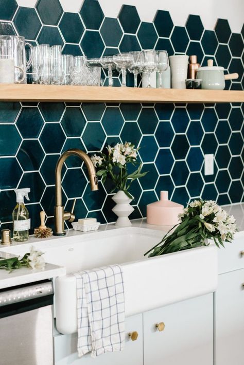 navy hexagon tile #backsplash in modern kitchen with open shelving and #farmhouse sink Blue Backsplash Kitchen, Kitchen With Open Shelving, Honeycomb Tile, Hexagon Tile, Kitchen Splashback, Hexagon Tiles, Kitchen Tiles Backsplash, Blue Kitchens, Unique Kitchen