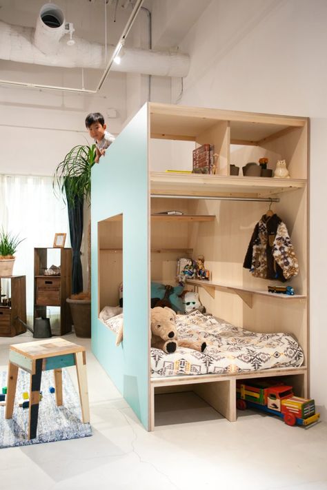 Cozy and functional interior of the indoor child's hut. Photo: SuMiKa Cozy Workspace, Japanese Interior Design, Shared Bedroom, Kids Room Inspiration, Japanese Interior, House Inside, Kids Room Design, Bunk Bed, Interior Design Trends