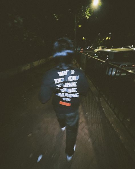 Night aesthetic pose Instagram Hoddies Outfits Men, Night Portrait Photography, Dark Photo Ideas, Japanese Street Fashion Men, Aesthetic Pose, Men Fashion Photoshoot, New Year Pictures, Guys Night, Night Portrait