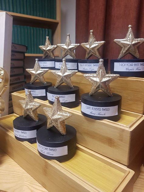 The Grammys Theme Party, Formal Awards Ideas, Awards Table Decorations, Diy Hollywood Star, Prom Awards Ideas, Homemade Awards Ideas, Award Show Party Ideas, Talent Show Awards, Awards Decoration Ideas