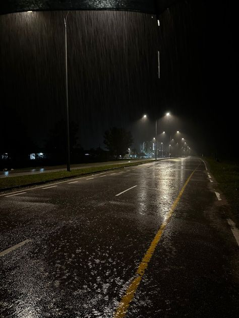 High Quality Pictures Aesthetic, Dark Sleep Aesthetic, Urban Night Aesthetic, Aesthetic Rain Photos, Rain Dark Aesthetic, Night Rain Snap, Aesthetic Night Walk, Rain Aesthetic Dark, Late Night Rain