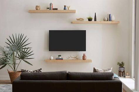 Floating Shelves Around Tv, Floating Shelves Tv, Floating Shelves Ideas, Shelves Around Tv, Small Tv Room, Ruang Tv, Tv Mounted, Shelf Arrangement, Floating Shelves Living Room