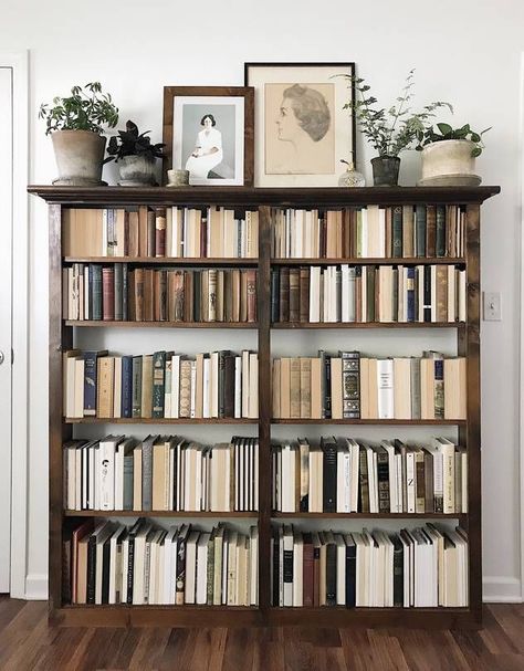 Interior decorators seeking calming creams are storing books backwards, sparking howls from the literati. Parisian Library, Kristina Romanova, Ikea Regal, Billy Regal, Movie Black, Diy Casa, Bookshelf Styling, Ideas Hogar, Bookshelf Decor