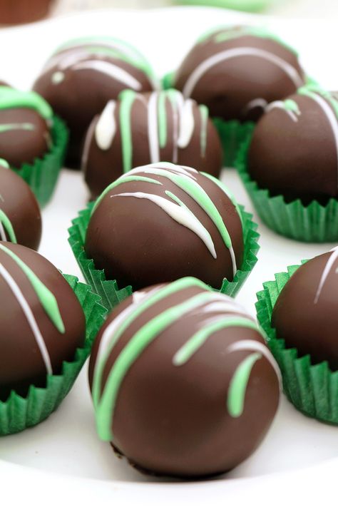 Mint Oreo Chocolate Truffles St. Patrick’s Day Chocolate Covered Oreos, Cake Pop Receita, Desert Dessert, Mint Desserts, Mint Cheesecake, Homemade Chocolate Truffles, Lucky Leprechaun, Oreo Cream, Mint Oreo