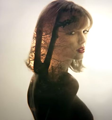 Directed by Kyle Newman, 'Style' sees Swift on a crumbling romance opposite co-star Dominic Sherwood, with beautiful use of double exposure, mirrors and projection. Taylor Swift Music Videos, Taylor Swift New, Taylor Swift Web, Estilo Taylor Swift, Taylor Swift Music, All About Taylor Swift, Song Of Style, Taylor Swift Videos, Taylor Swift 1989