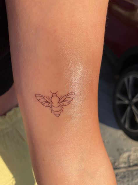 Tattoo bee minimalist girl Bee Aesthetic Tattoo, Bumble Bee Tattoo Line Work, Tattoos Of Bees, Simple Bee Tattoo Design, Bee Fineline Tattoo, Single Line Bee Tattoo, Bee Tattoo Linework, 2 Bees Tattoo, Bumblebee Tattoo Simple