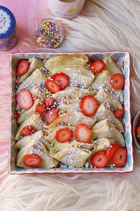 This is quite possibly the BEST breakfast/brunch recipe ever! Show off your cooking skills with this easy Strawberry Cream Cheese Crepe Casserole recipe. MarlaMeridith.com Crepe Casserole, Aglio E Olio Recipe, Strawberry Crepe, Asian Side Dishes, Strawberry Crepes, Nutella Crepes, Recipe Strawberry, Brunch Recipe, Breakfast Smoothie Recipes